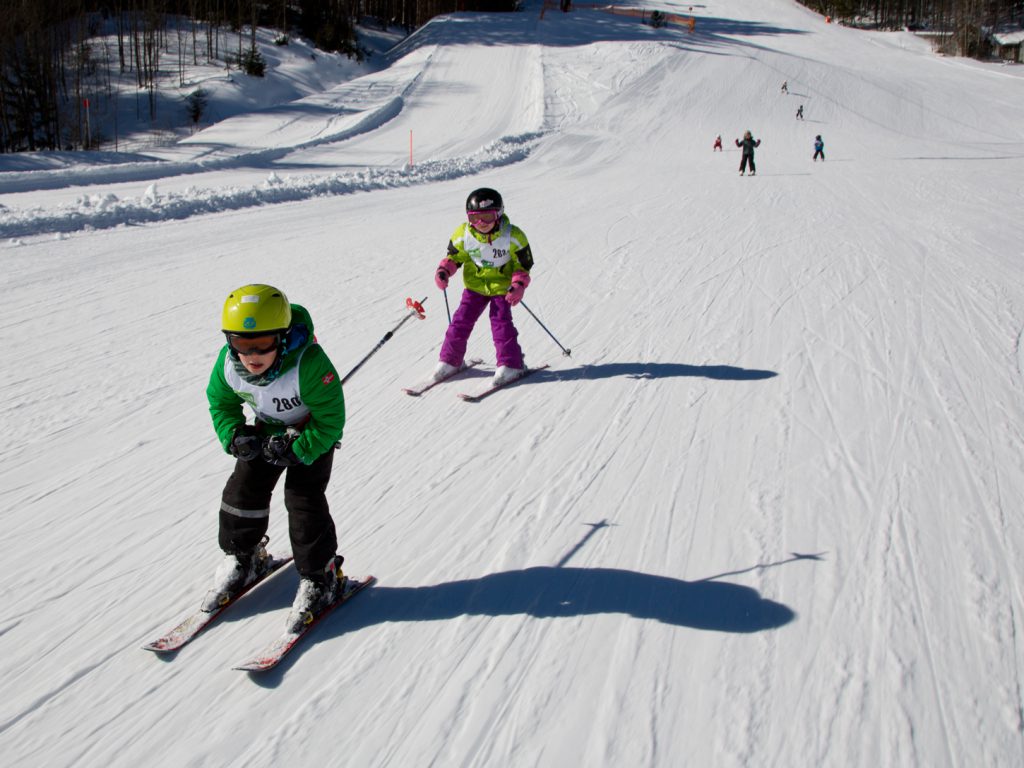 Skifahrer bei der Abfahrt am Loser